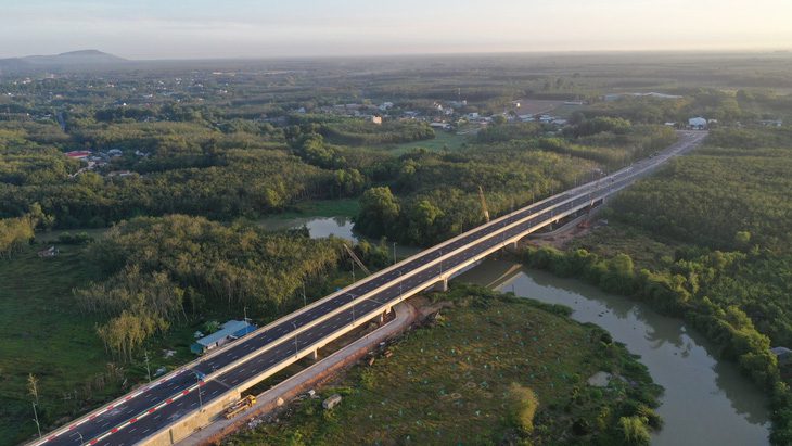 Dự kiến sẽ có 6 cây cầu và nhiều đường kết nối Tây Ninh và Bình Dương. Trong ảnh là cây cầu thứ ba nối huyện Dương Minh Châu (Tây Ninh) và huyện Dầu Tiếng (Bình Dương) mới được thông xe ngày 26-12-2022.